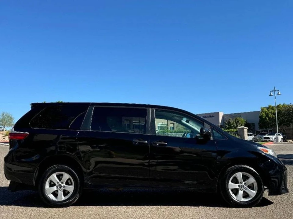 2020 Toyota Sienna 3rd Gen - Image 3 of 13