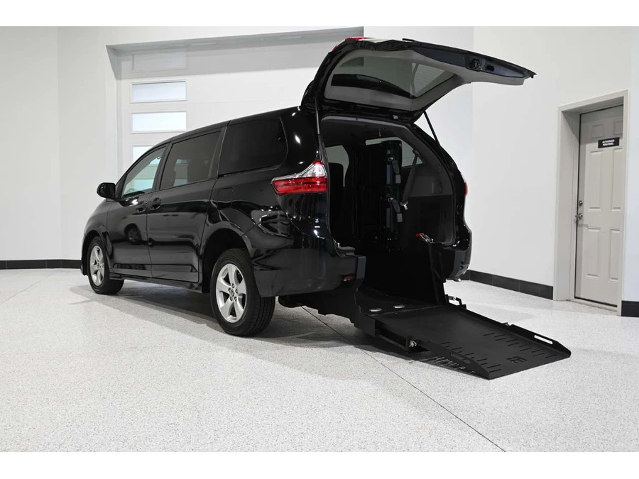 2020 Toyota Sienna 3rd Gen - Image 2 of 12