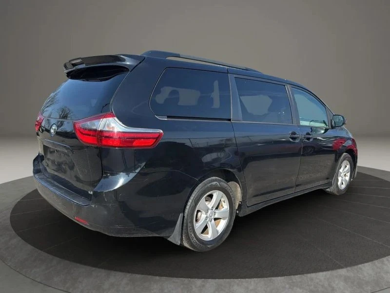2020 Toyota Sienna 3rd Gen - Image 5 of 12