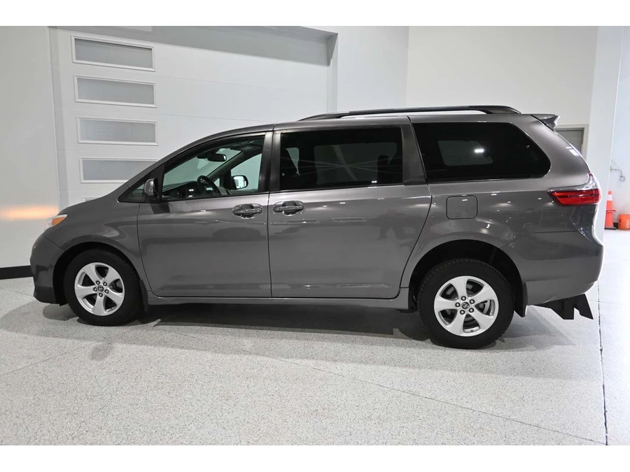 2020 Toyota Sienna 3rd Gen - Image 9 of 12