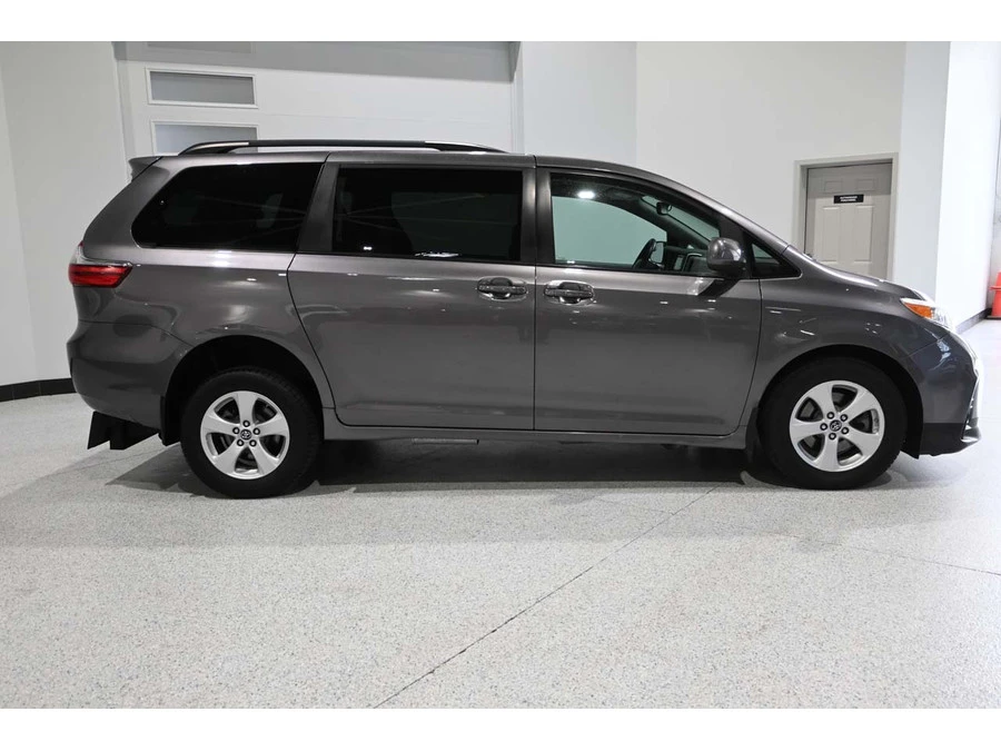 2020 Toyota Sienna 3rd Gen - Image 5 of 12