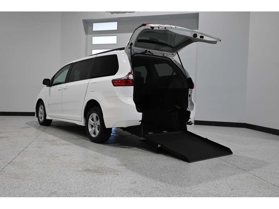 2020 Toyota Sienna 3rd Gen - Image 2 of 12