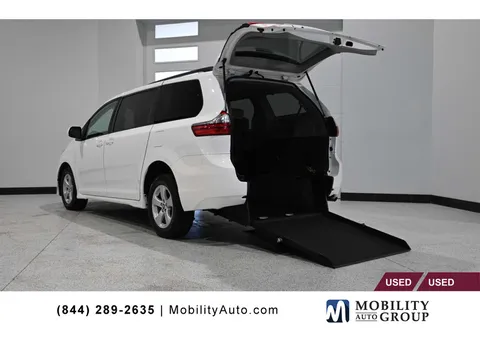 2020 Toyota Sienna LE Mobility Handicap Van