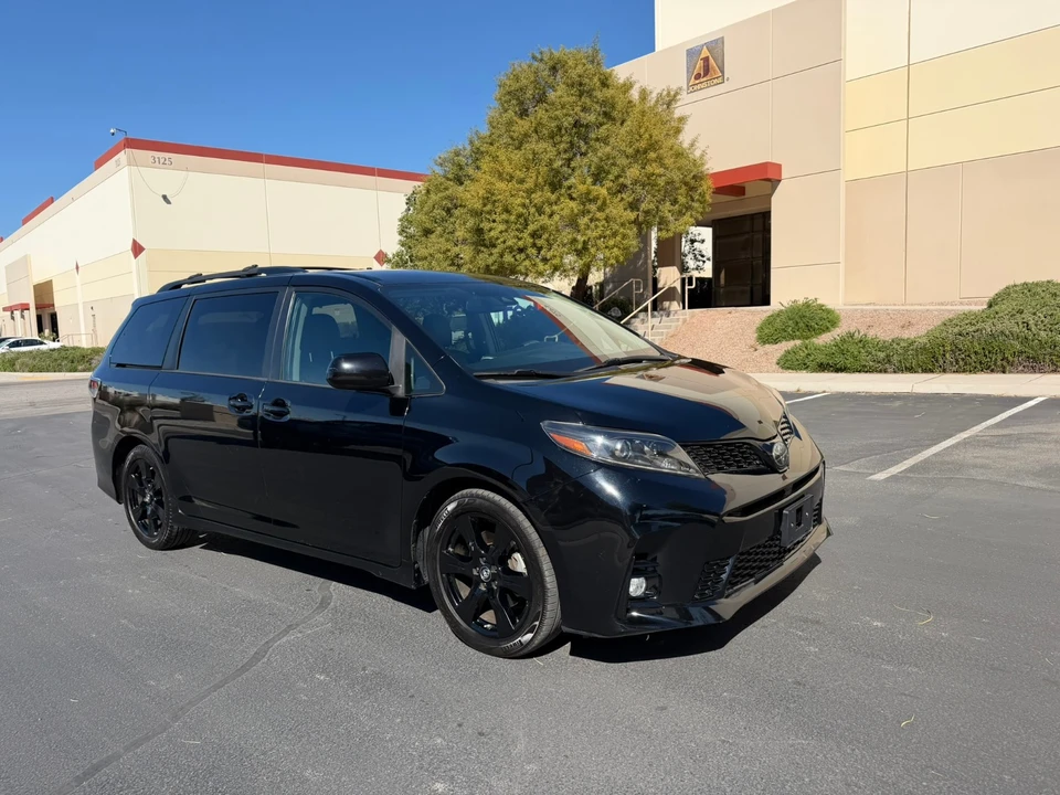 2020 Toyota Sienna 3rd Gen - Image 3 of 15