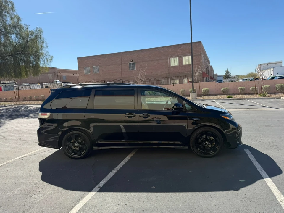 2020 Toyota Sienna 3rd Gen - Image 5 of 15