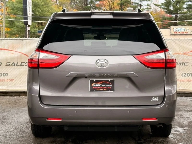 2020 Toyota Sienna 3rd Gen - Image 10 of 12