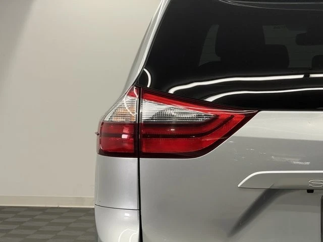 2020 Toyota Sienna 3rd Gen - Image 9 of 12