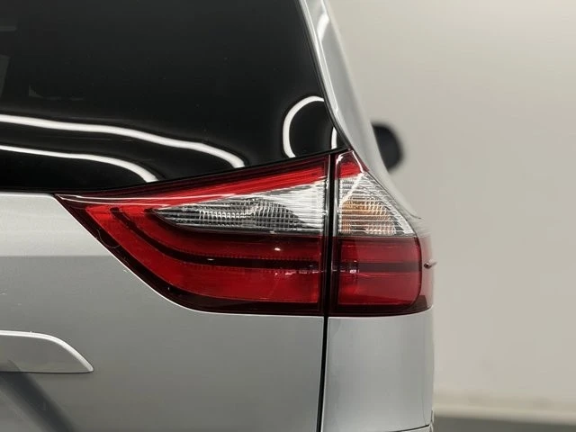 2020 Toyota Sienna 3rd Gen - Image 7 of 12