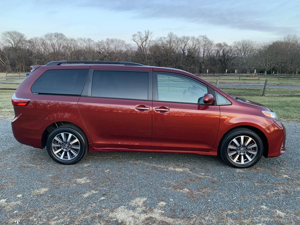 2020 Toyota Sienna 3rd Gen - Image 4 of 21