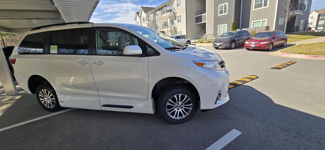 2020 Toyota Sienna 3rd Gen - Image 2 of 14