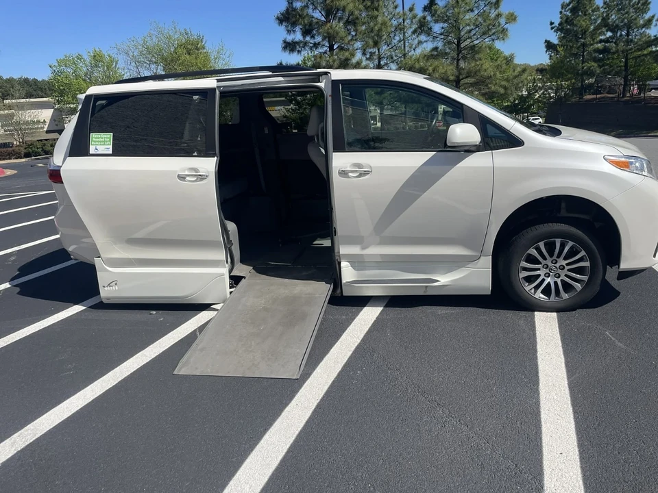 2020 Toyota Sienna 3rd Gen - Image 10 of 18