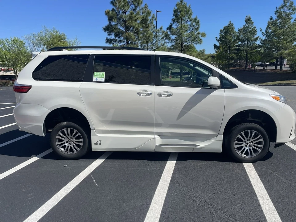 2020 Toyota Sienna 3rd Gen - Image 9 of 18