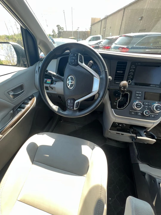 2020 Toyota Sienna 3rd Gen - Image 14 of 18