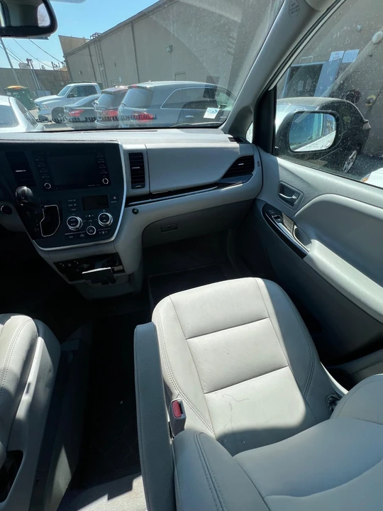 2020 Toyota Sienna 3rd Gen - Image 13 of 18