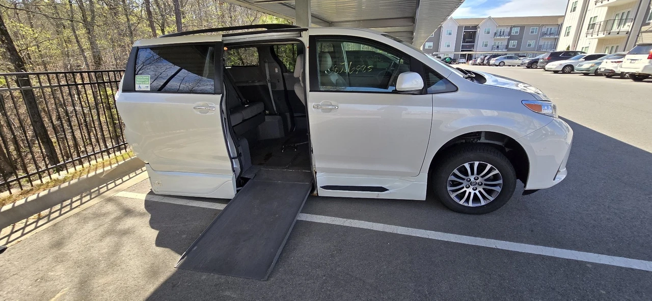 2020 Toyota Sienna 3rd Gen - Image 8 of 14