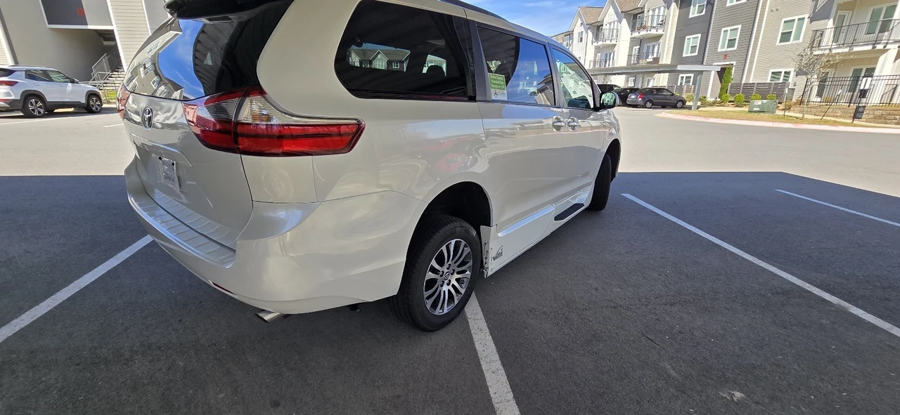 2020 Toyota Sienna 3rd Gen - Image 4 of 14