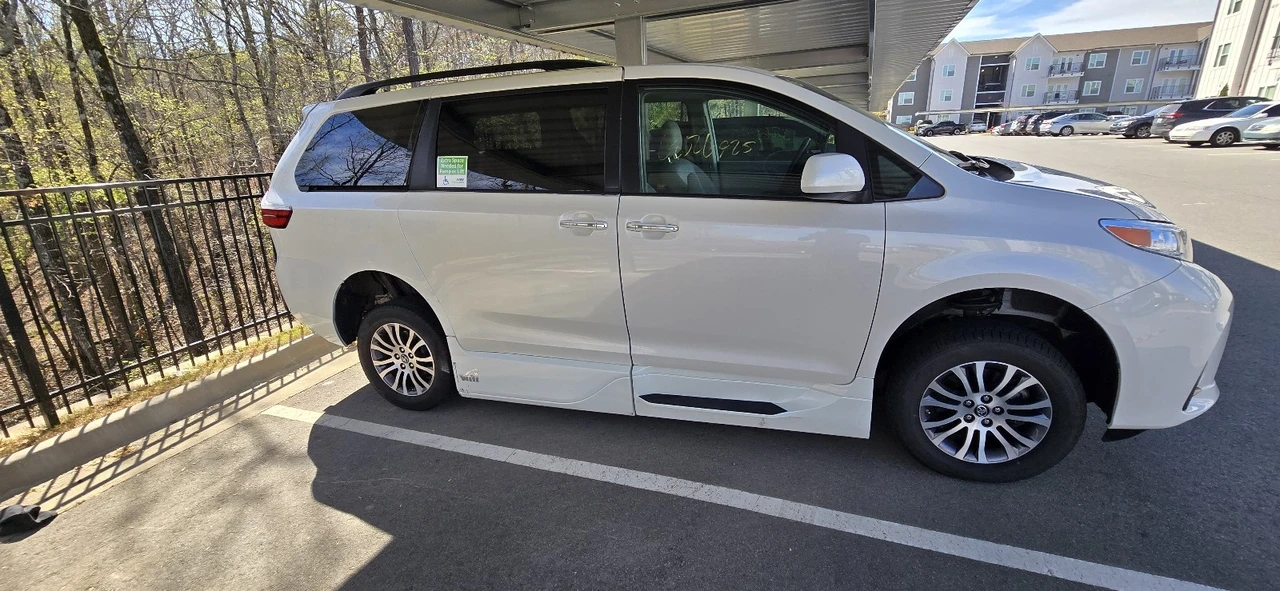2020 Toyota Sienna 3rd Gen - Image 7 of 14