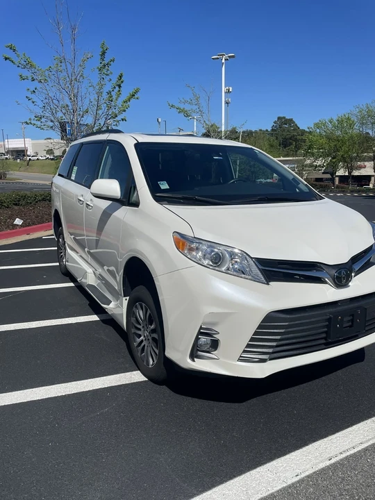 2020 Toyota Sienna 3rd Gen - Image 5 of 18
