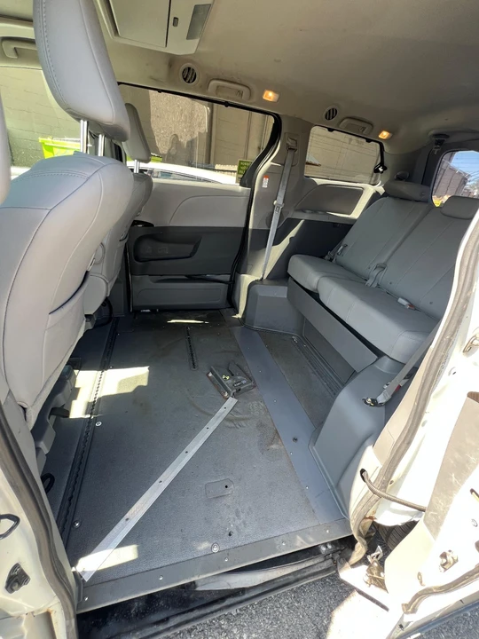 2020 Toyota Sienna 3rd Gen - Image 12 of 14