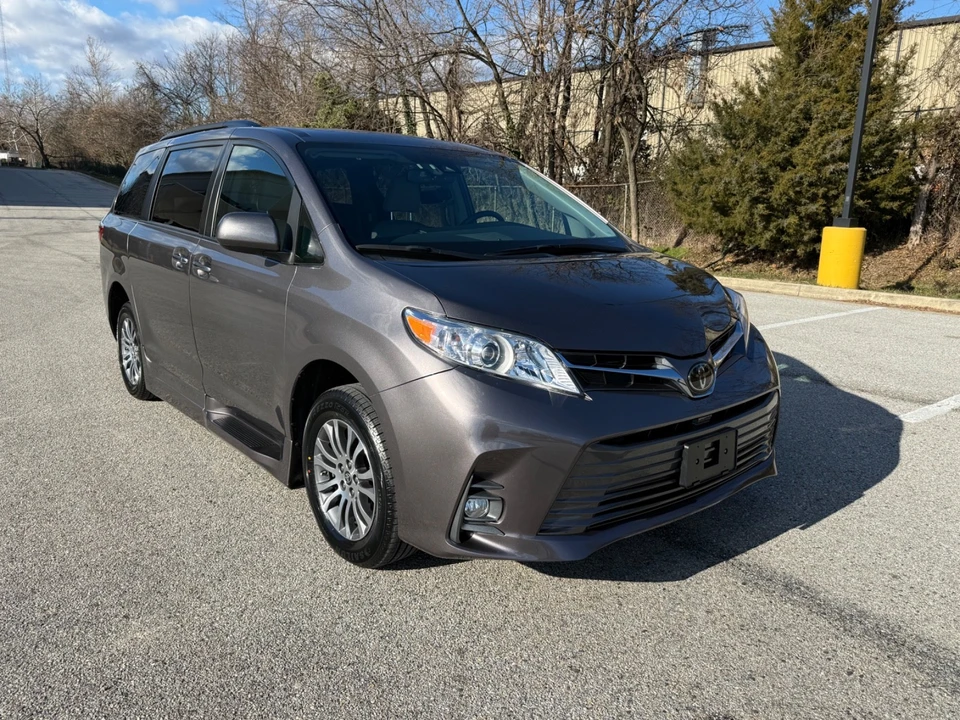 2020 Toyota Sienna 3rd Gen - Image 11 of 21