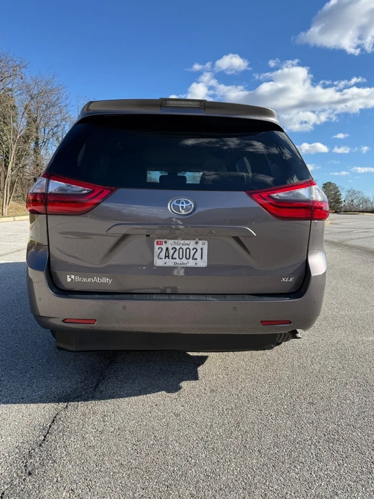 2020 Toyota Sienna 3rd Gen - Image 18 of 21