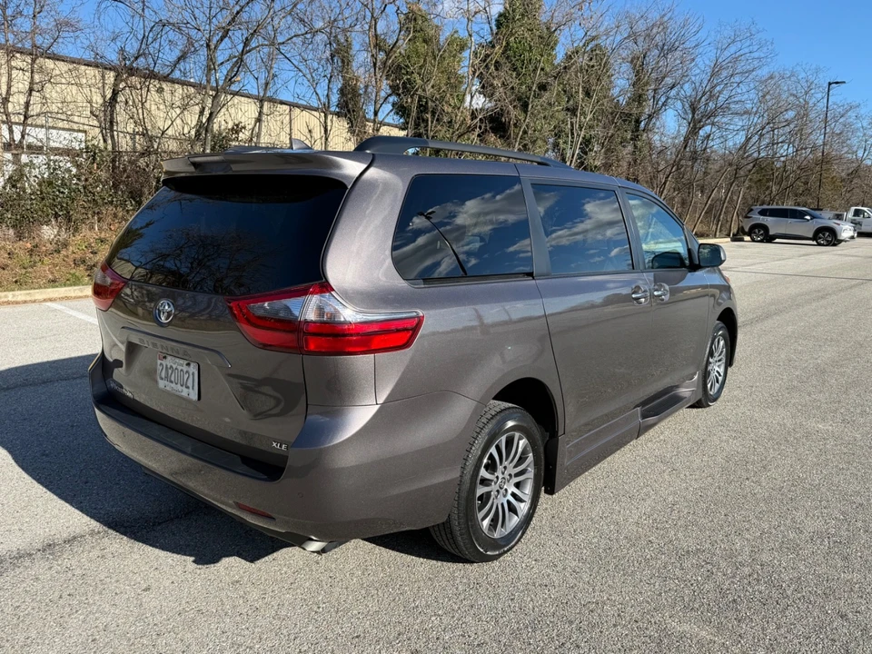 2020 Toyota Sienna 3rd Gen - Image 15 of 21