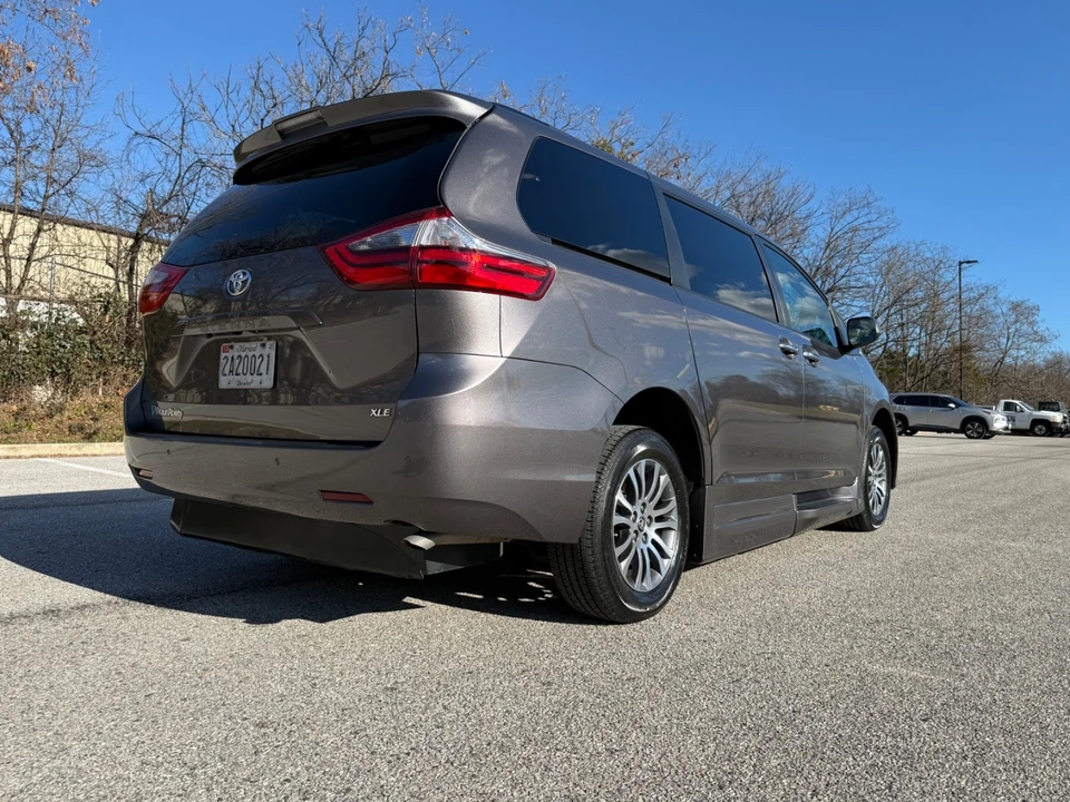 2020 Toyota Sienna 3rd Gen - Image 16 of 21