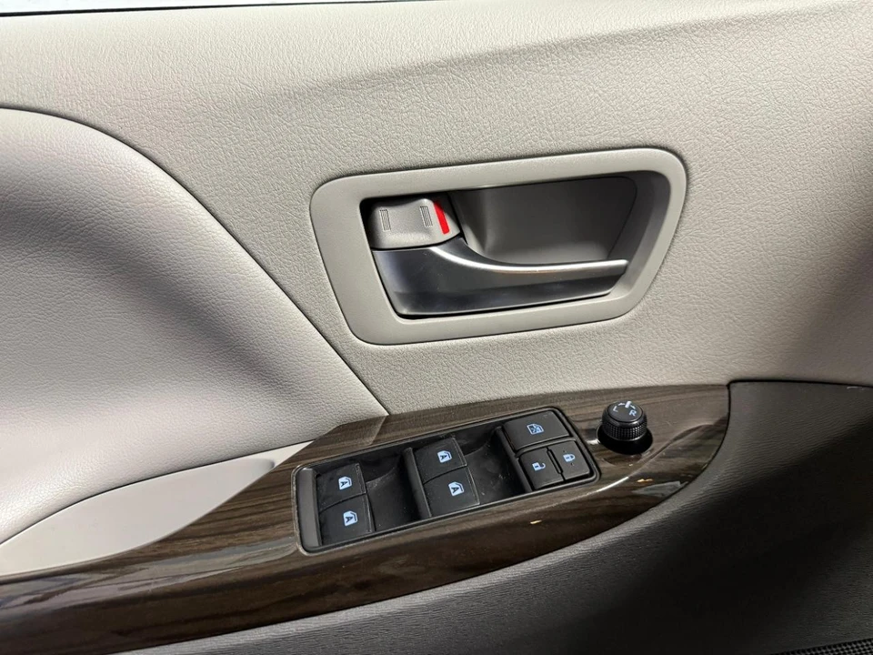 2020 Toyota Sienna 3rd Gen - Image 12 of 21