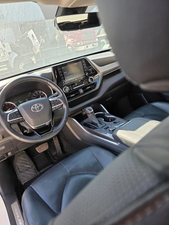 2020 Toyota Highlander - Image 8 of 10
