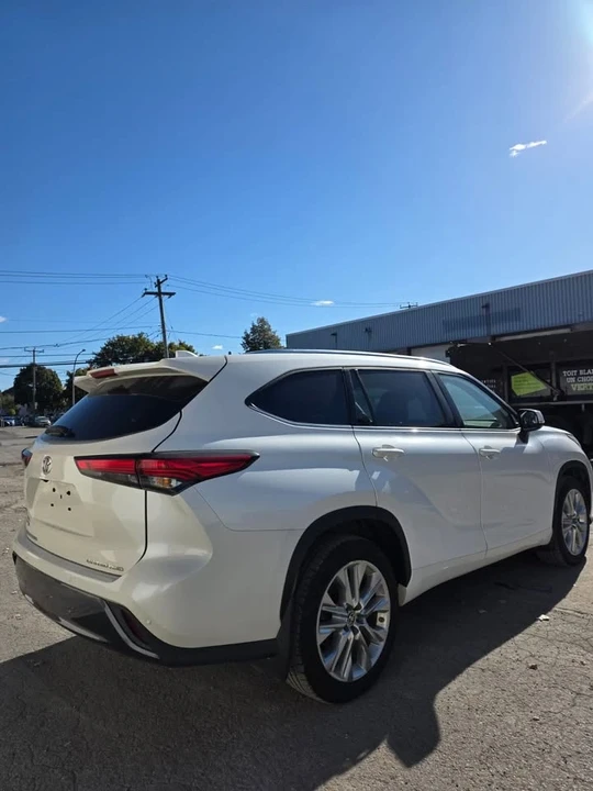 2020 Toyota Highlander - Image 3 of 10