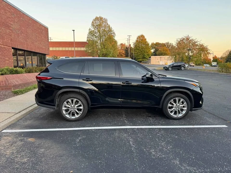 2020 Toyota Highlander - Image 2 of 15