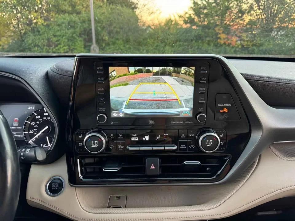 2020 Toyota Highlander - Image 5 of 15