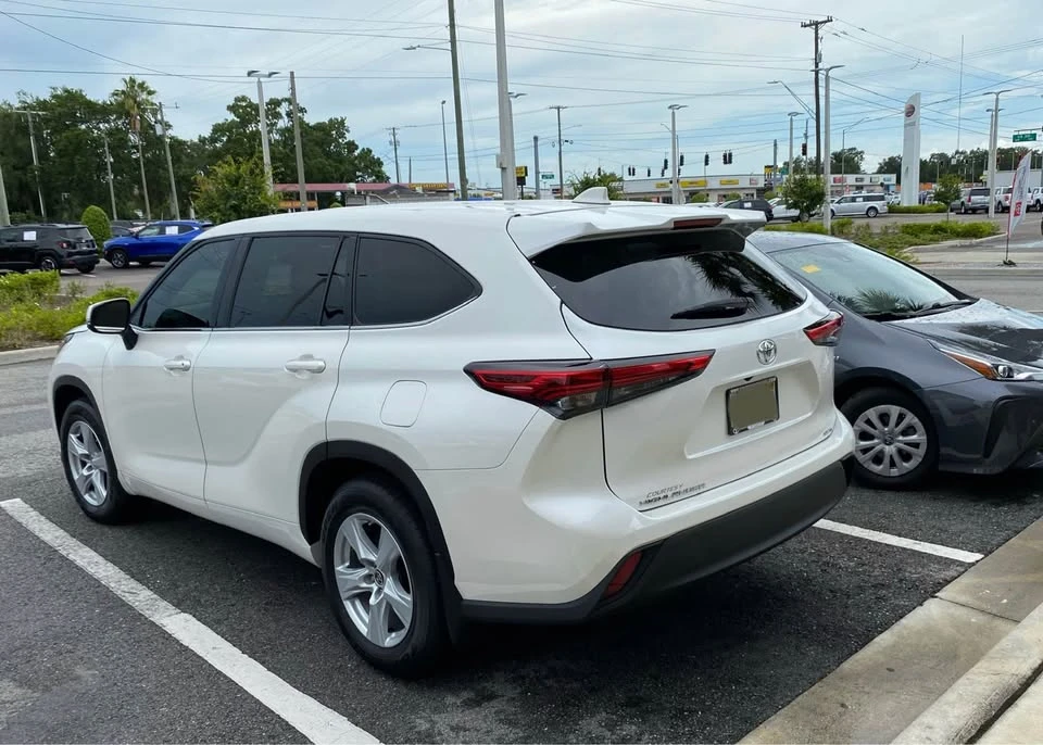 2020 Toyota Highlander - Image 3 of 9