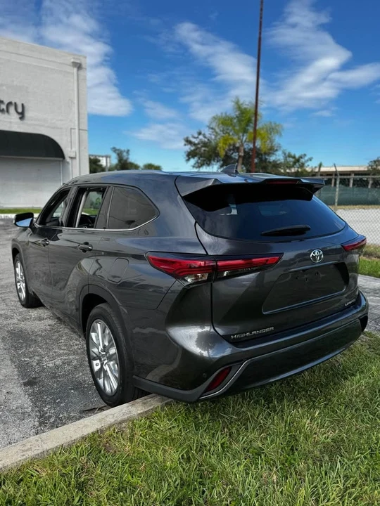 2020 Toyota Highlander - Image 2 of 12