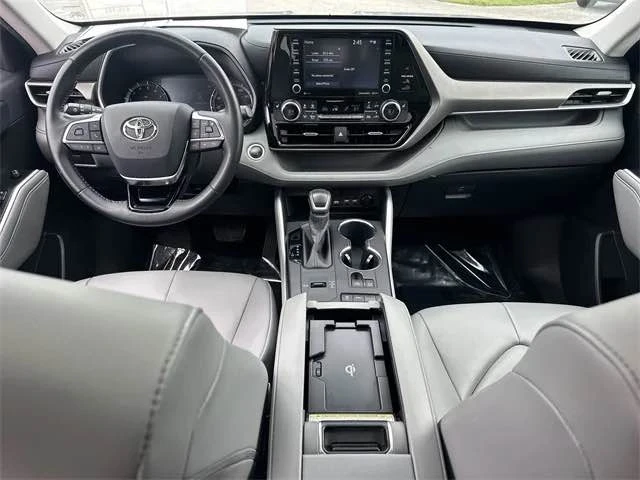 2020 Toyota Highlander - Image 11 of 16