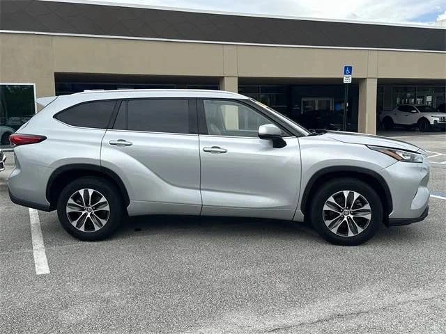 2020 Toyota Highlander - Image 2 of 16