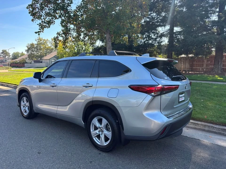 2020 Toyota Highlander - Image 2 of 15