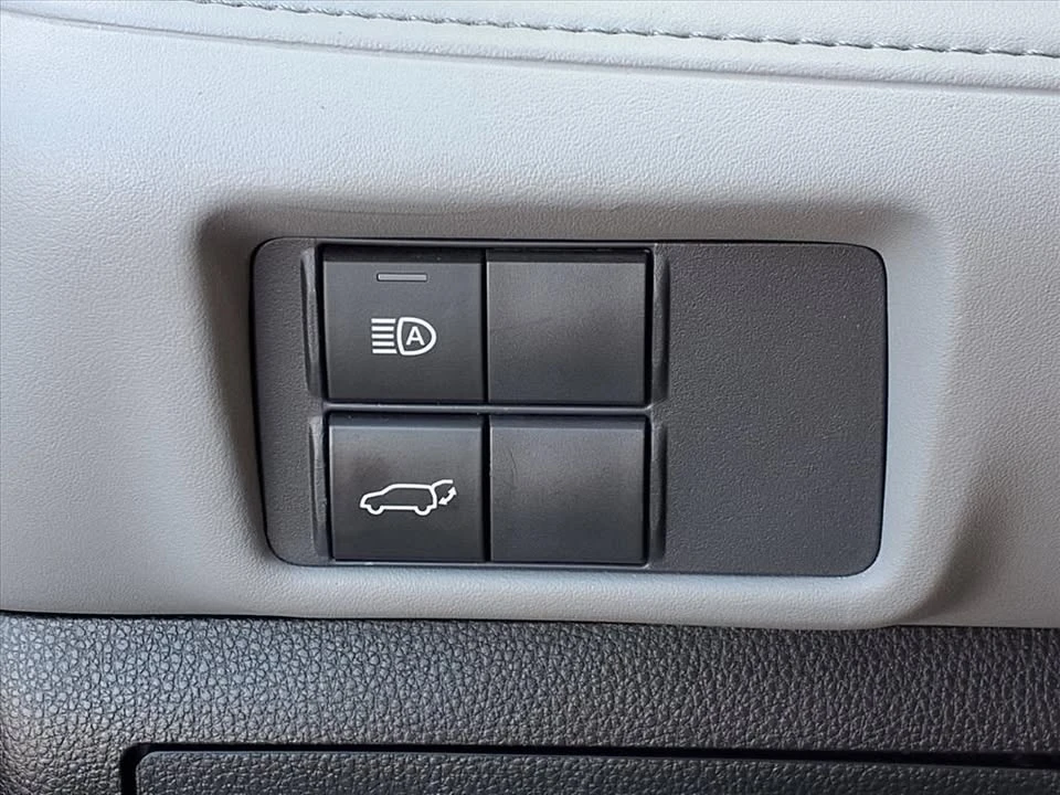 2020 Toyota Highlander - Image 14 of 19