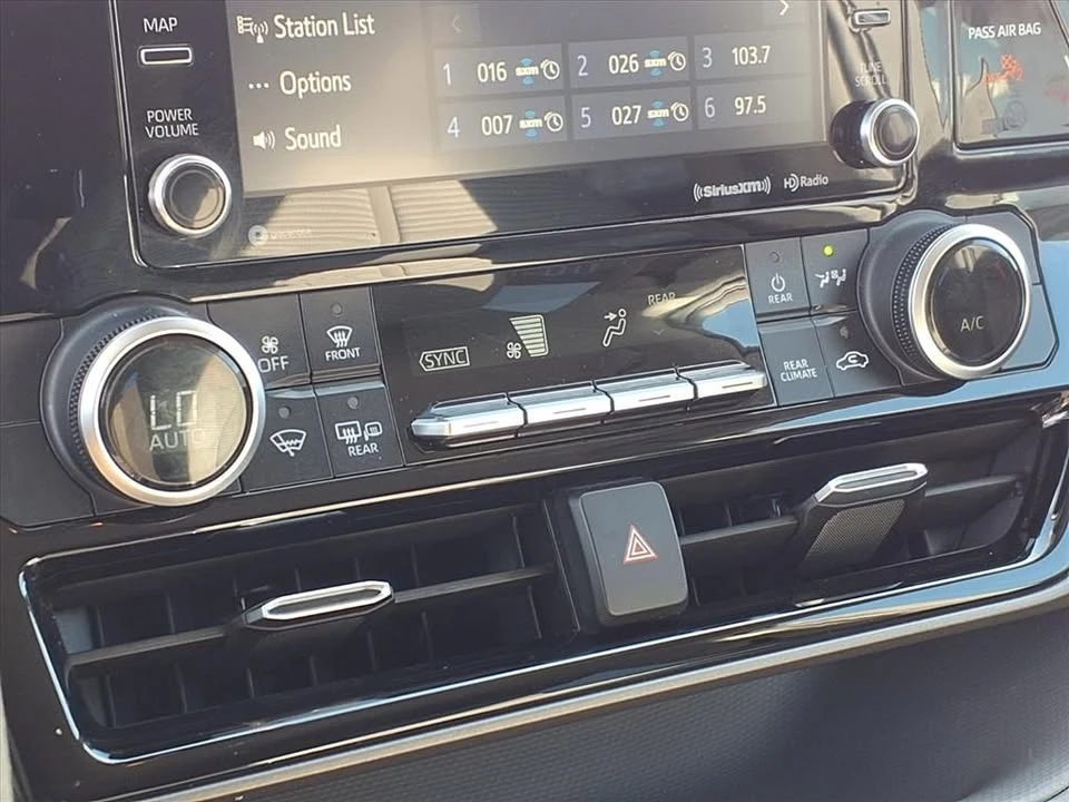 2020 Toyota Highlander - Image 8 of 19