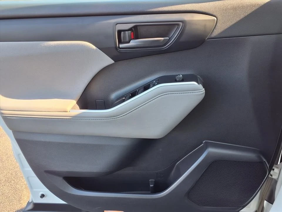 2020 Toyota Highlander - Image 15 of 19
