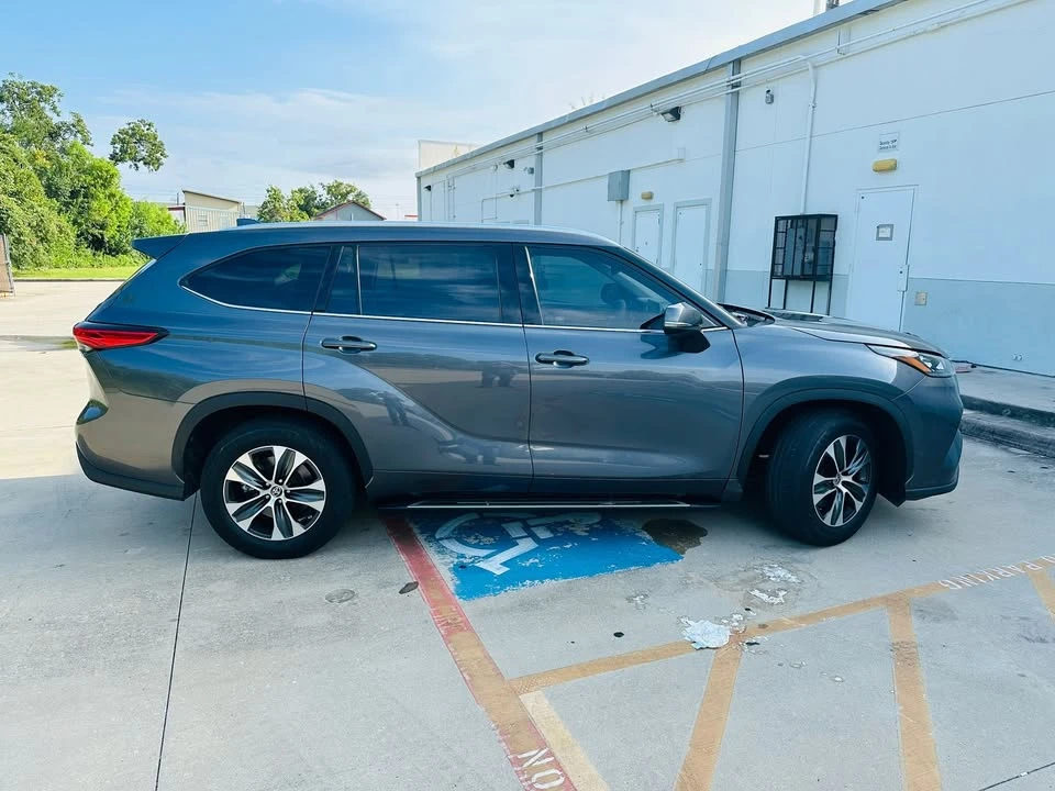 2020 Toyota Highlander - Image 2 of 9