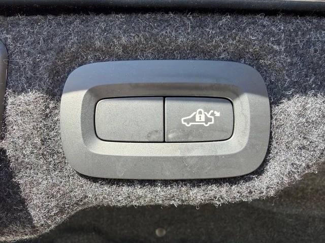 2020 Volvo S60 3rd Gen - Image 16 of 21
