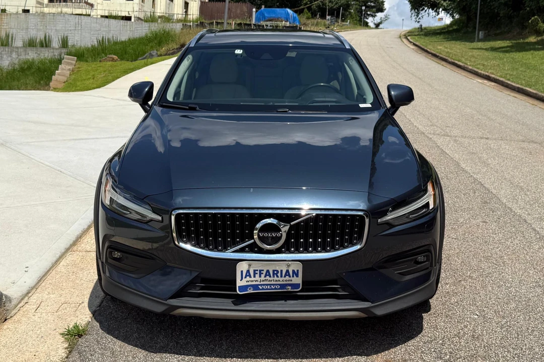 2020 Volvo V60 2nd Gen - Image 2 of 31