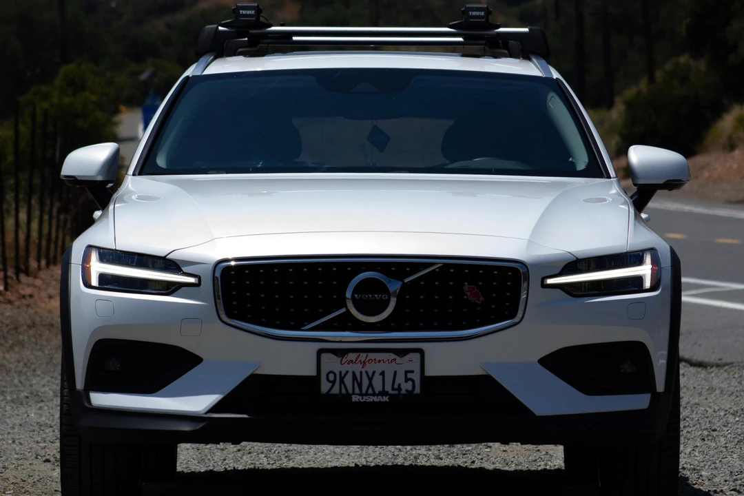 2020 Volvo V60 2nd Gen - Image 2 of 25