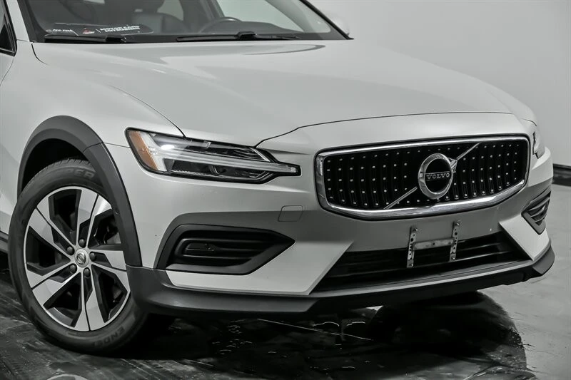 2020 Volvo V60 2nd Gen - Image 2 of 31