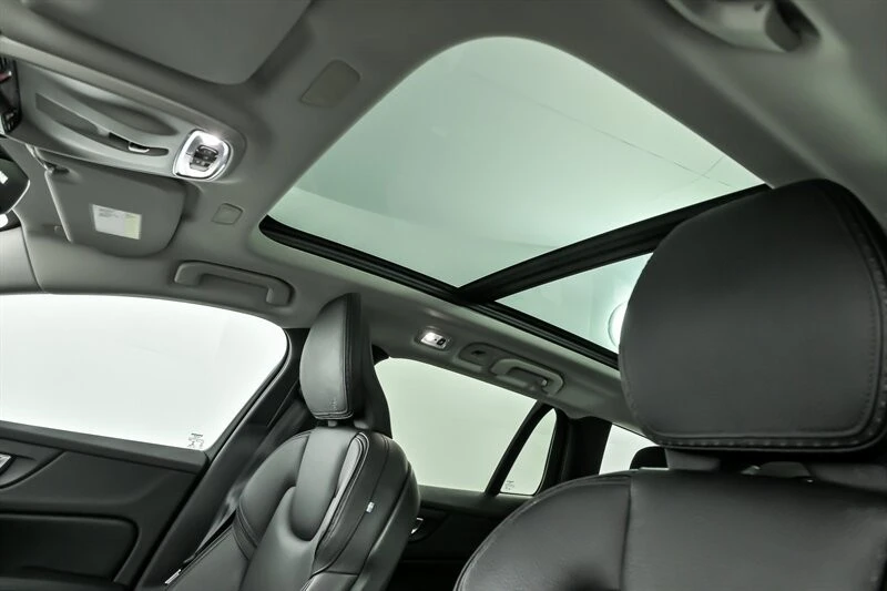 2020 Volvo V60 2nd Gen - Image 19 of 31