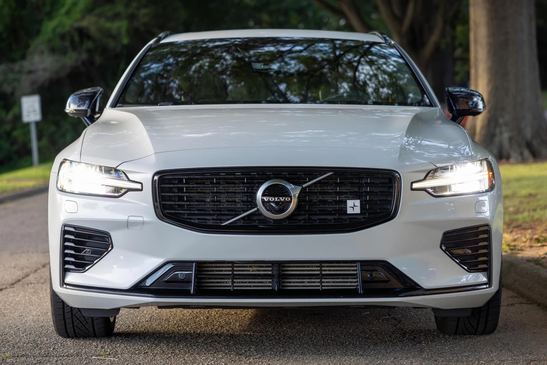 2020 Volvo V60 2nd Gen - Image 2 of 31