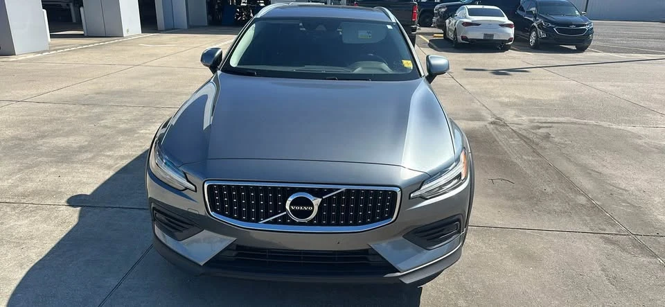 2020 Volvo V60 2nd Gen - Image 2 of 8