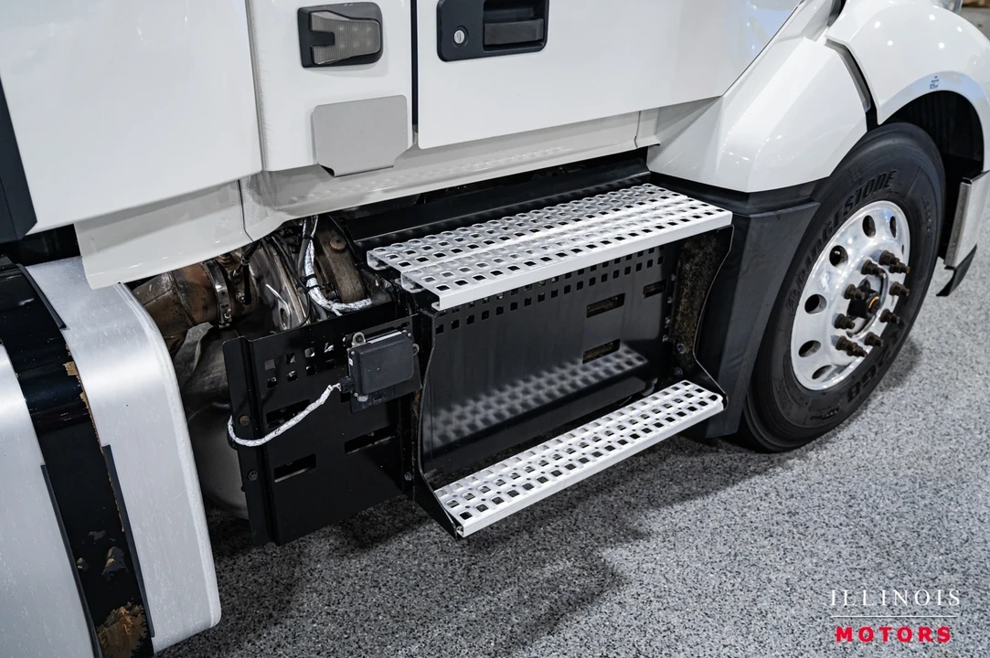2020 Volvo - Image 17 of 21