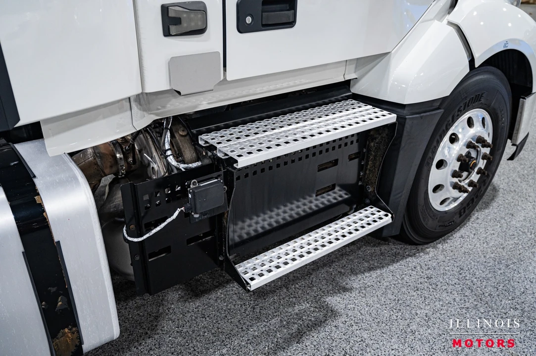 2020 Volvo - Image 17 of 21